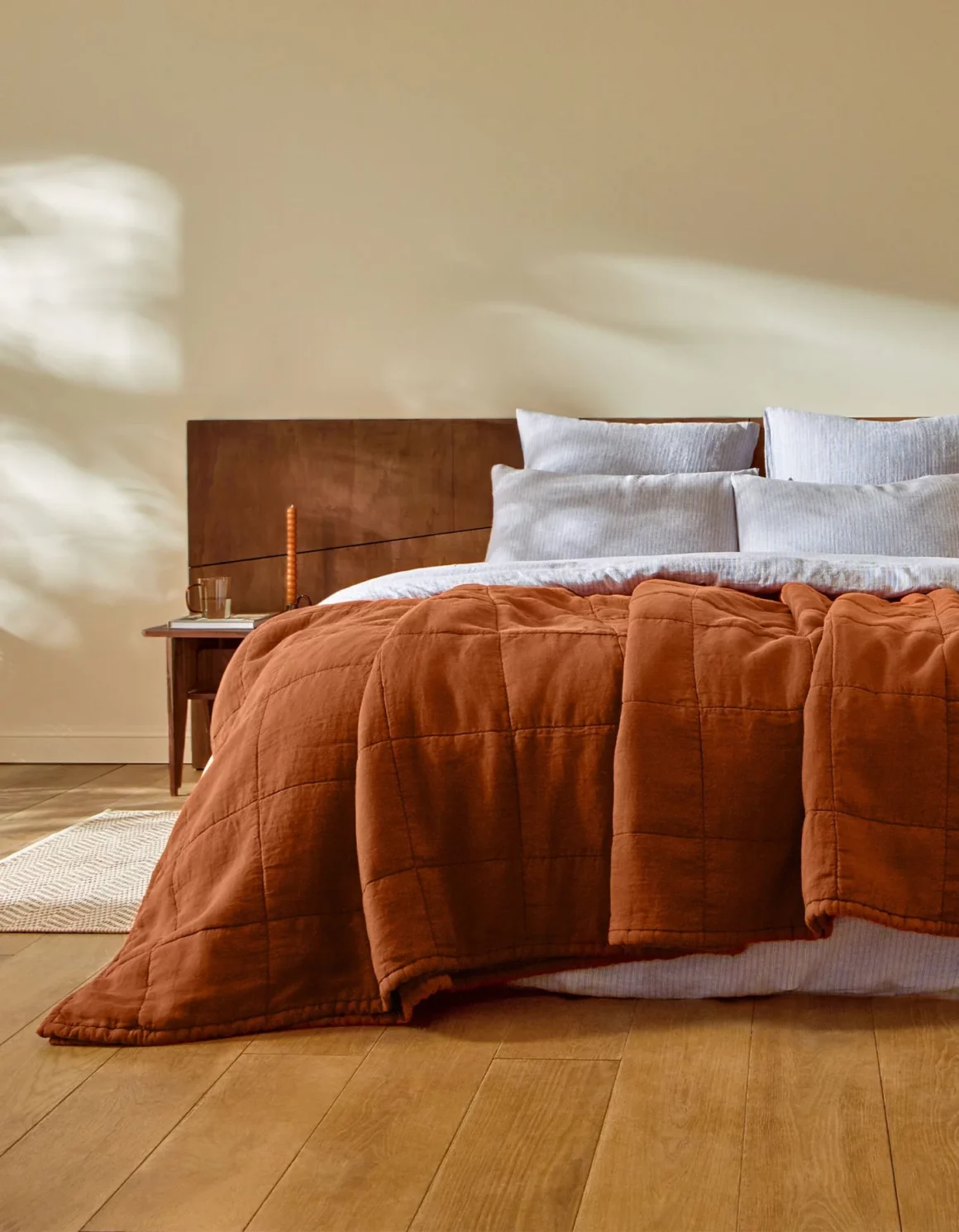 Couvre lit lit lavé matelasse pour une chambre chaleureuse