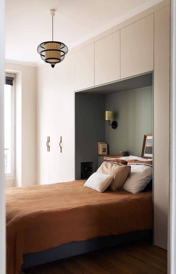 Inspiration chambre colorée chaleureuse avec placards intégrés et niche au dessus du lit