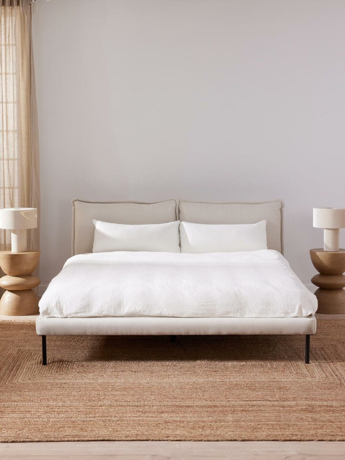 Lit avec tête de lit intégrée beige confortable chambre chaleureuse