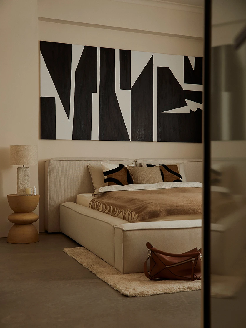 Lit matelasse beige avec tête de lit confortable et coffre de rangement