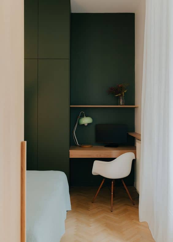 Bureau petite chambre placards intégrés vert tropique toute hauteur