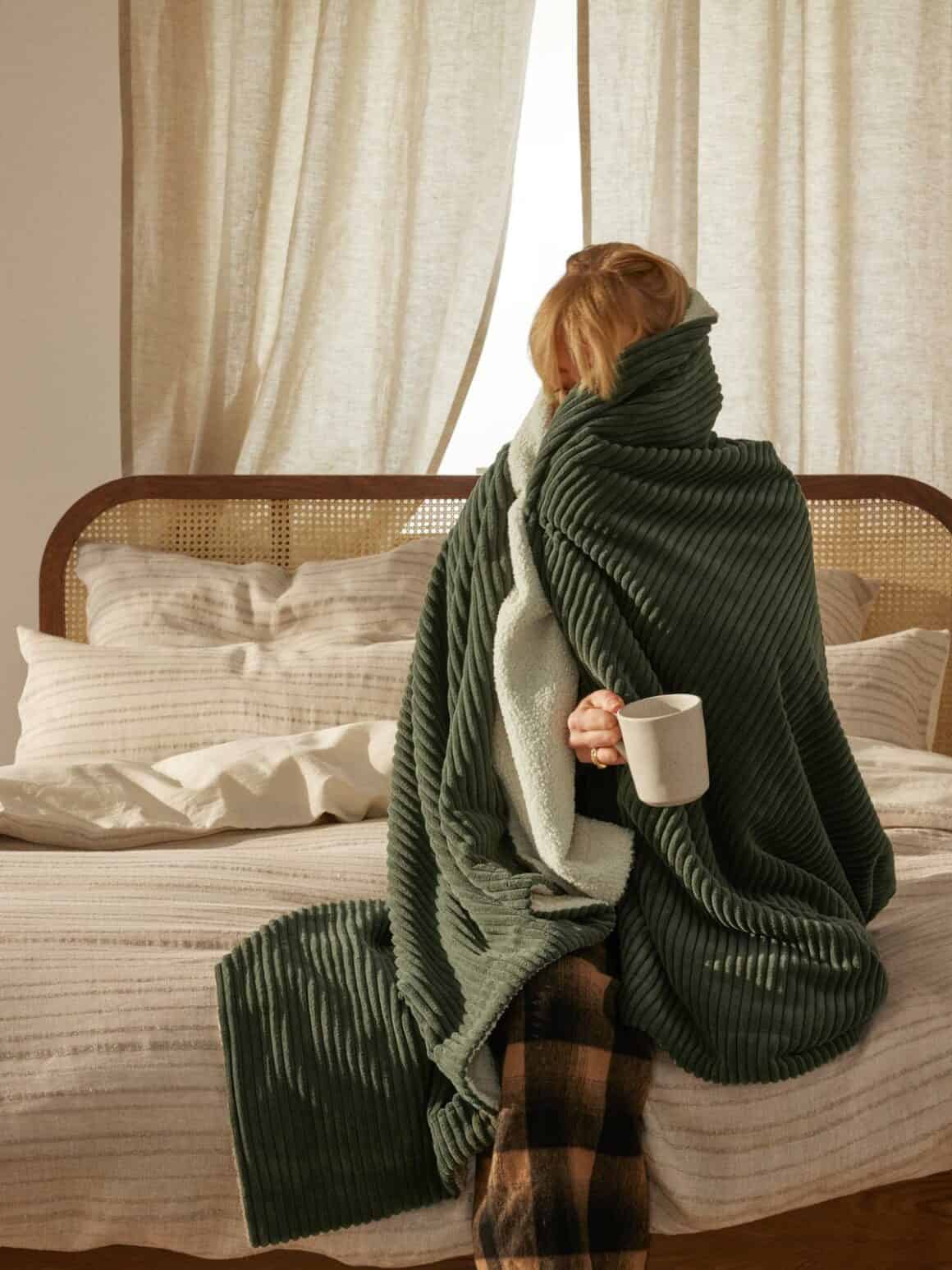 Plaid en velours côtelé vert aménager sa chambre