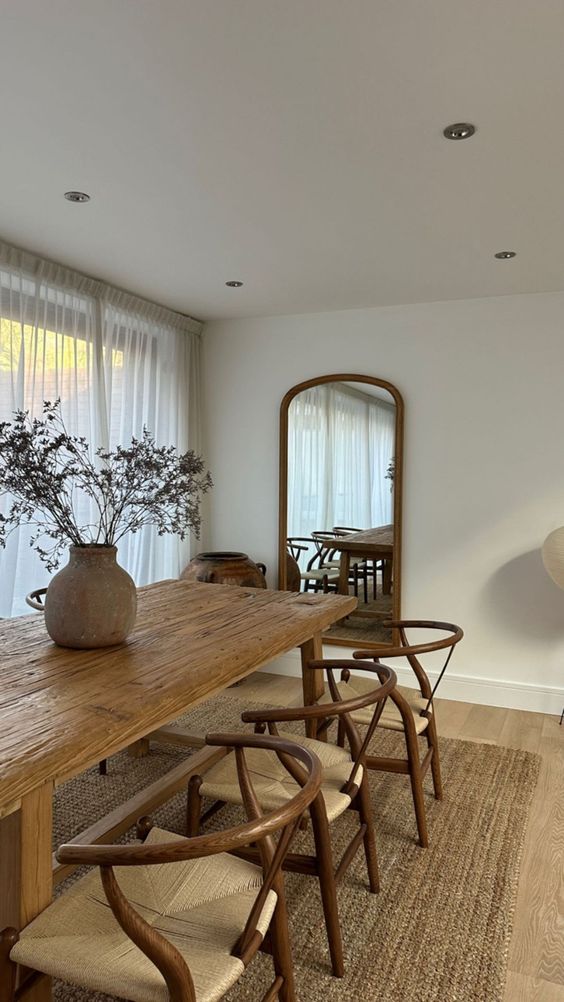Salle à manger rustique table bois miroir arche arrondie posé au sol