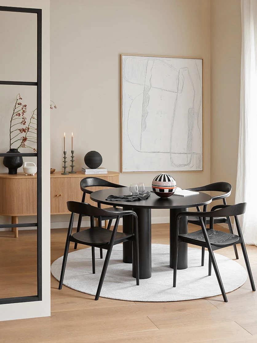 Salle à manger design type appartement parisien table ronde et chaises noires