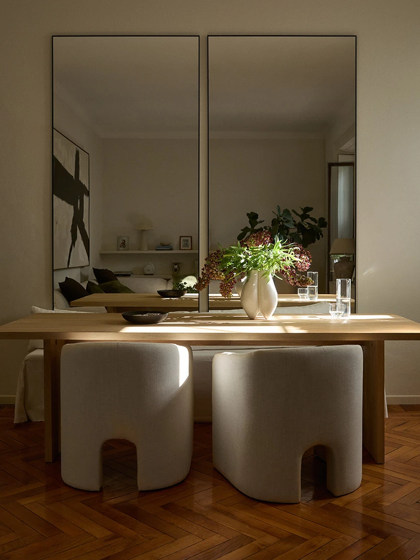 Salle à manger salon avec fauteuils XXL et table bois