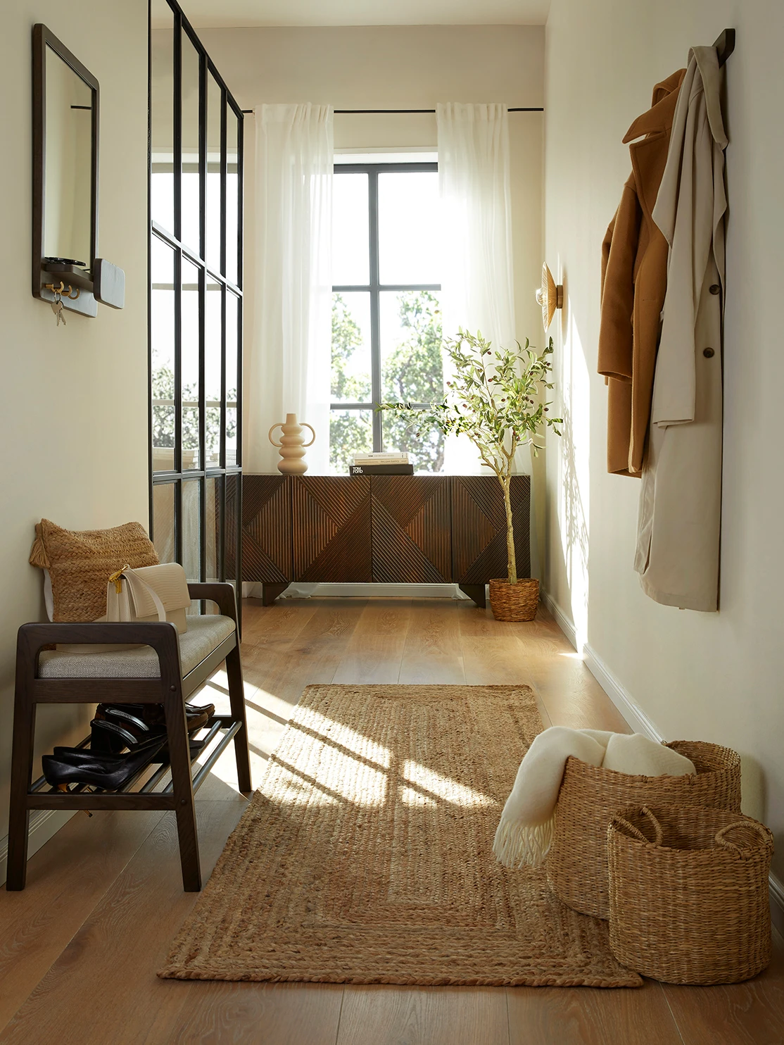 Entrée couloir aménagée avec buffet rangement enfilade