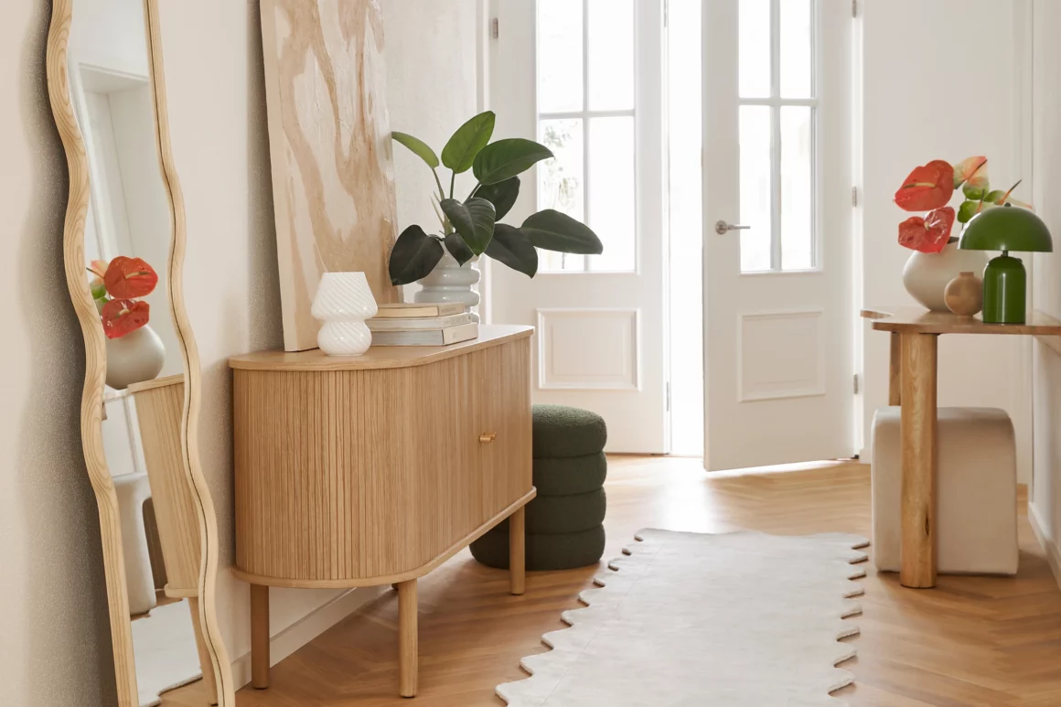 Entrée lumineuse couloir avec meuble de rangement