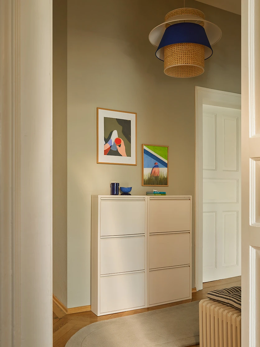 Entrée minimaliste aménagement ordonné chaussures