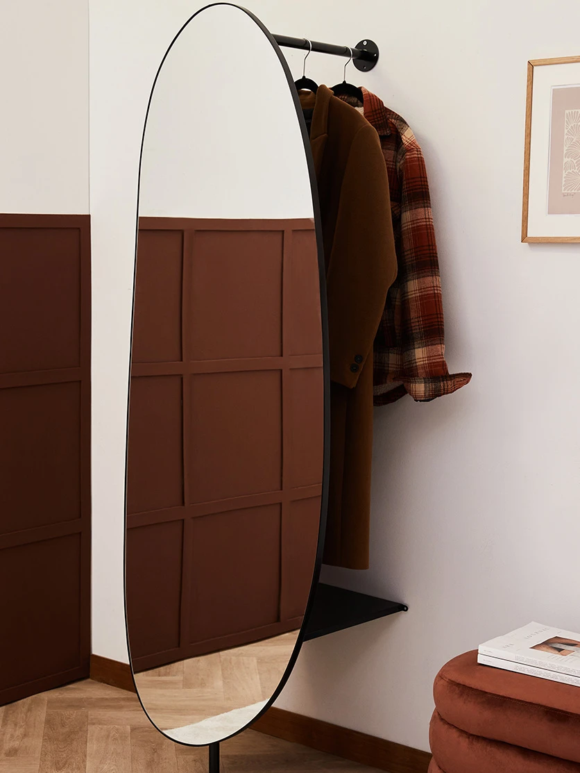 Miroir pour l'entrée gain de place avec tringle pour manteaux intégrés