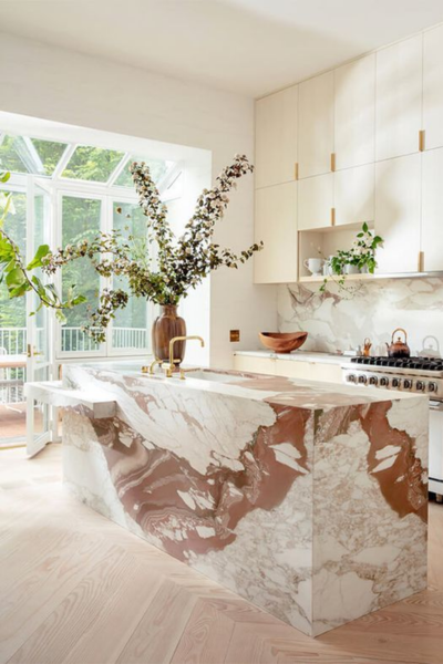Cuisine parquet sol ilot central marbre