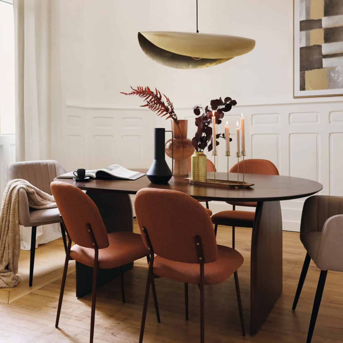 Suspension design Arlo au-dessus d’une table de salle à manger moderne, éclairage chaleureux idéal pour créer une ambiance conviviale