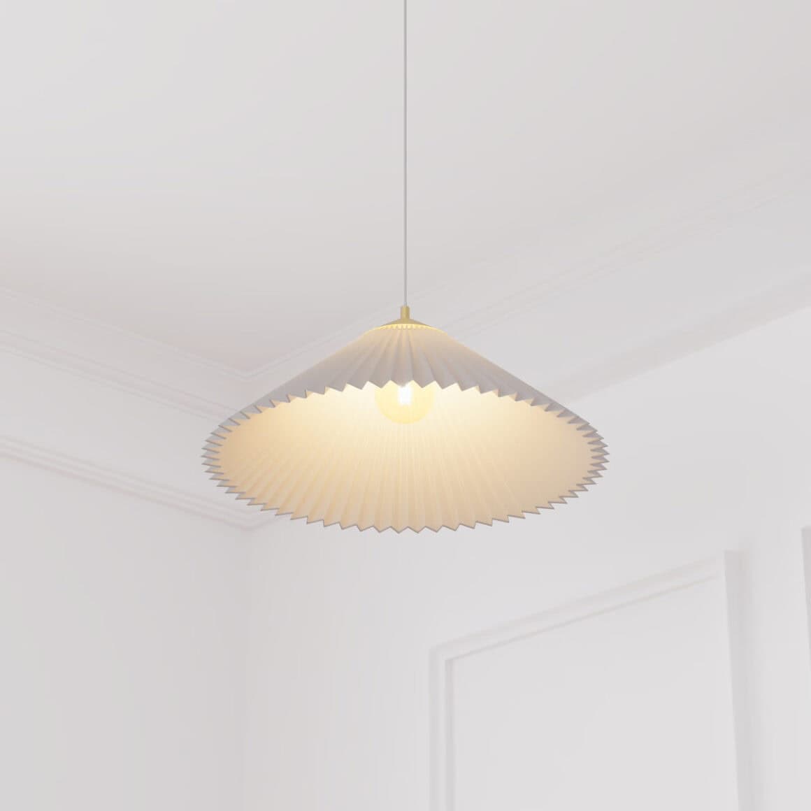 Suspension blanche et dorée au design plié original, idéale pour illuminer une salle à manger élégante et moderne