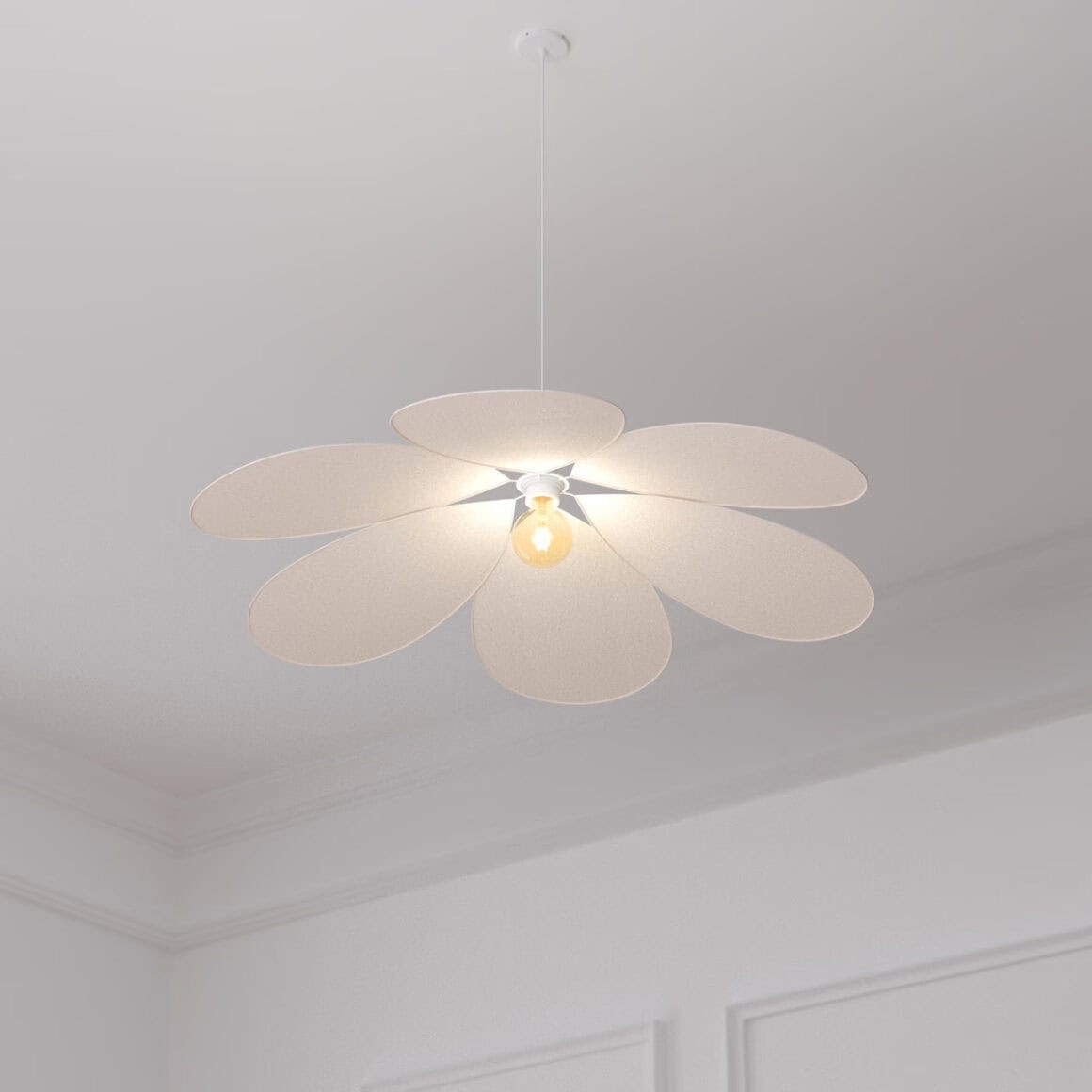 Suspension minimaliste en lin beige aux formes de pétales, idéale pour éclairer une salle à manger moderne avec élégance et douceur