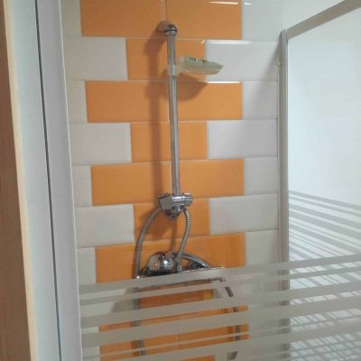 avant-renovation-salle-de-bain-orange-blanche-megeve