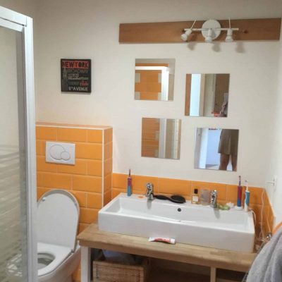 avant-renovation-salle-de-bain-orange-jaune