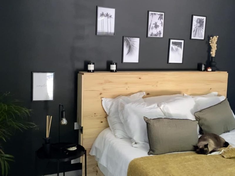 Chambre parentale tête de lit bois mur noir