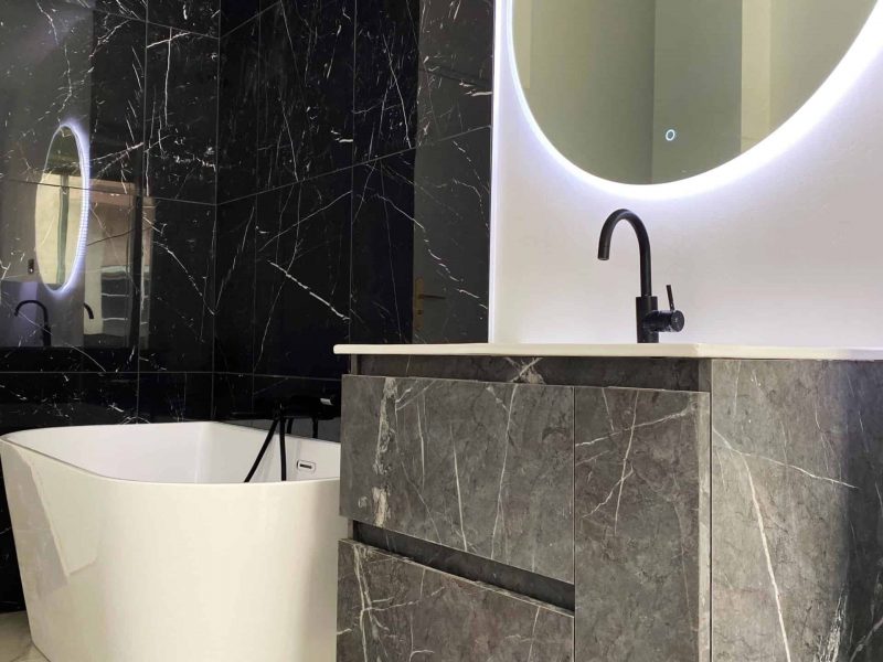 salle-de-bain-meuble-simple-vasque-marbre-noir