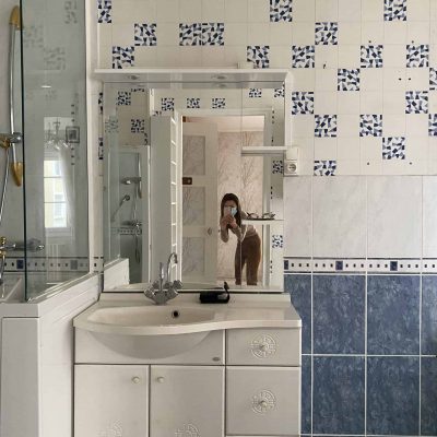 salle-de-bain-parisienne-appartement-ancien-meuble-vasque-papier-peint