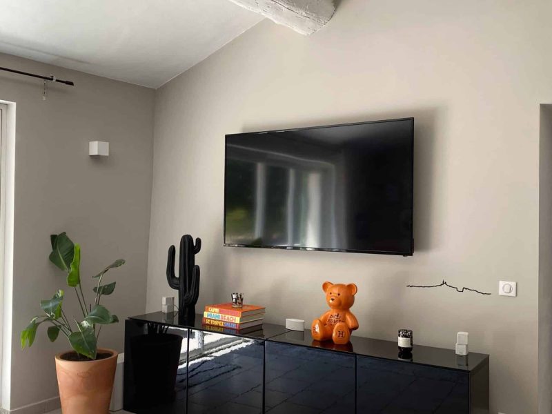 salon-coin-television-grande-hauteur-sous-plafond-style-moderne