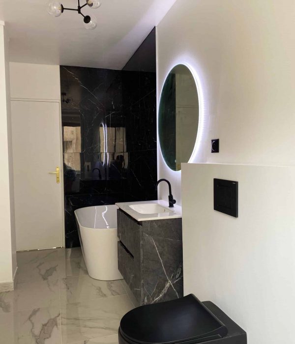 Salle de bain marbre blanc sol marbre noir mur