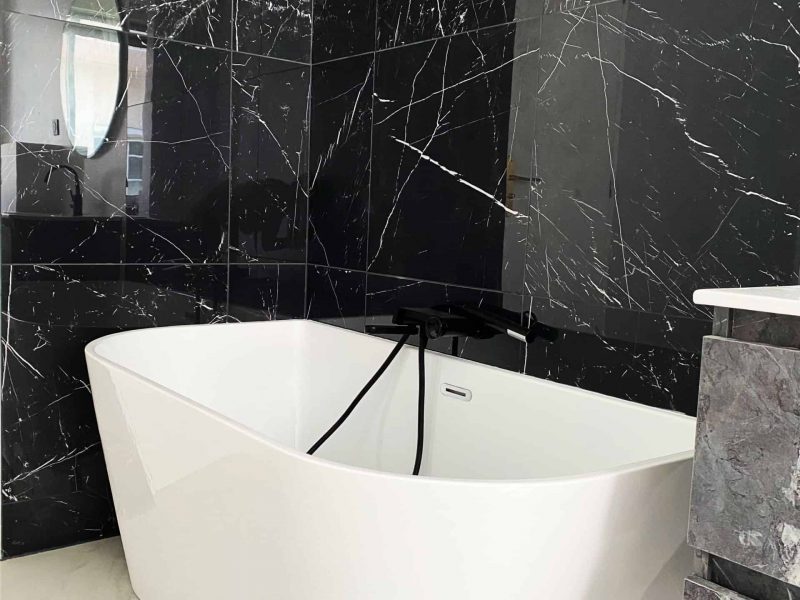 Salle de bain marbre blanc sol marbre noir mur baignoire semi ilot